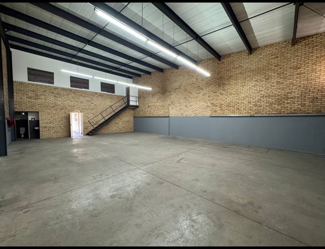 249M² WAREHOUSE TO LET IN CHAMDOR